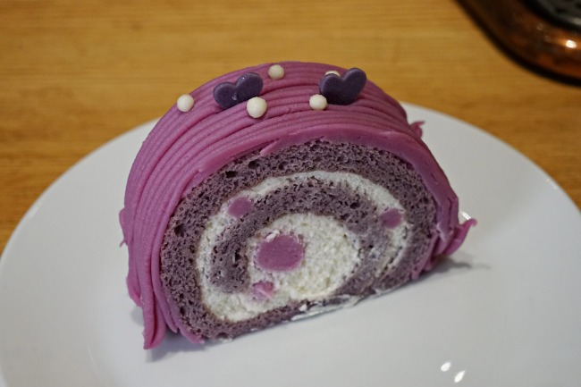 starbucks-sweet-purple-potato-cream-vanilla-roll
