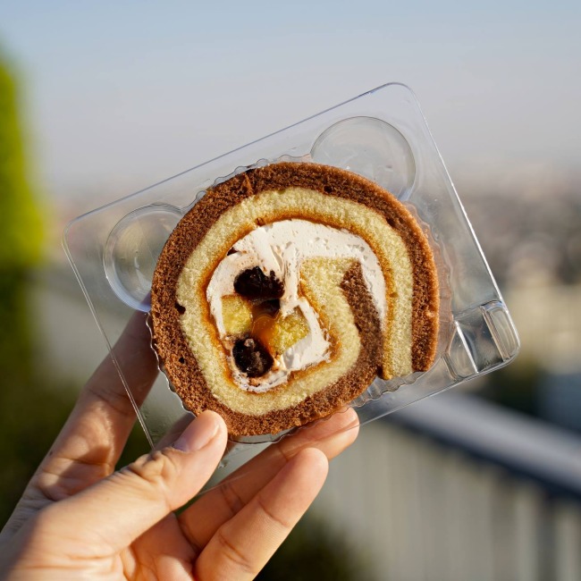 7-11-chocolate-roll-cake-with-caramel