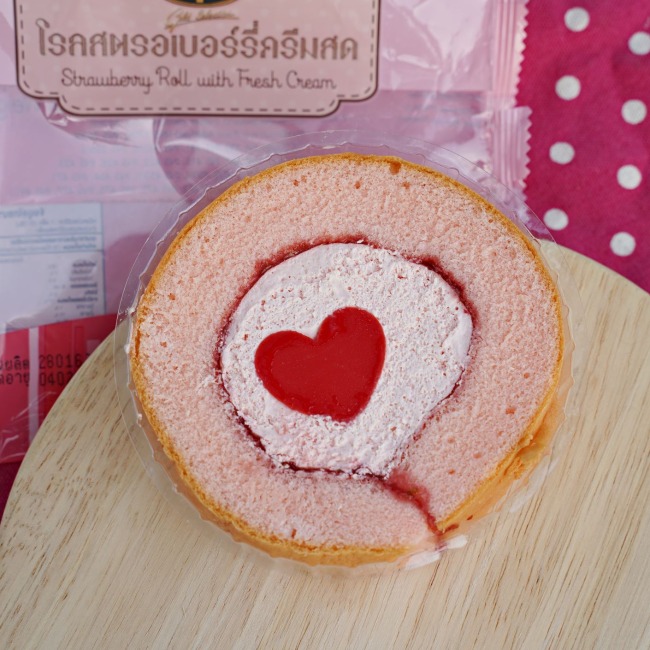 7-11-strawberry-roll-with-fresh-cream