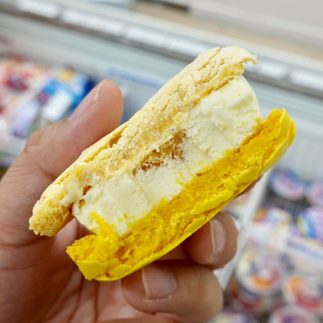7-11-cream-cheese-macaron-ice