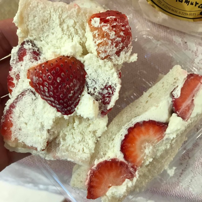 custardnakamura-strawberry-sandwich