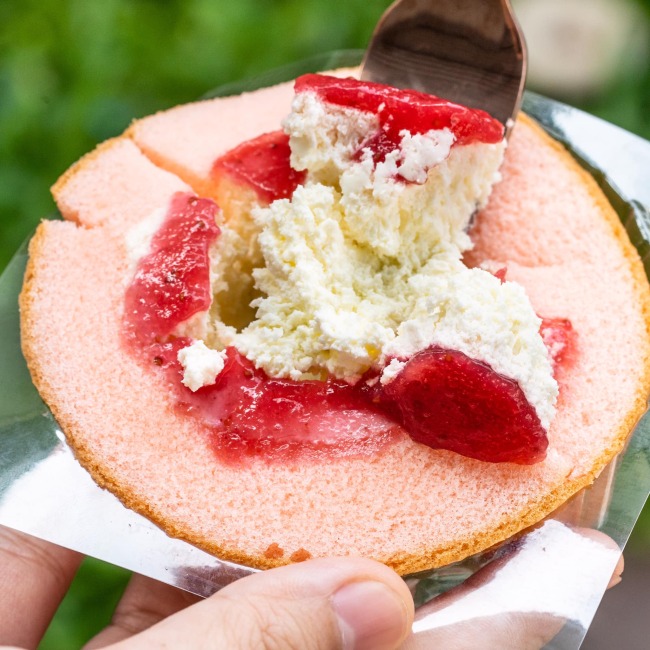 ezysweet-strawberry-roll-cake-with-cream-cheese