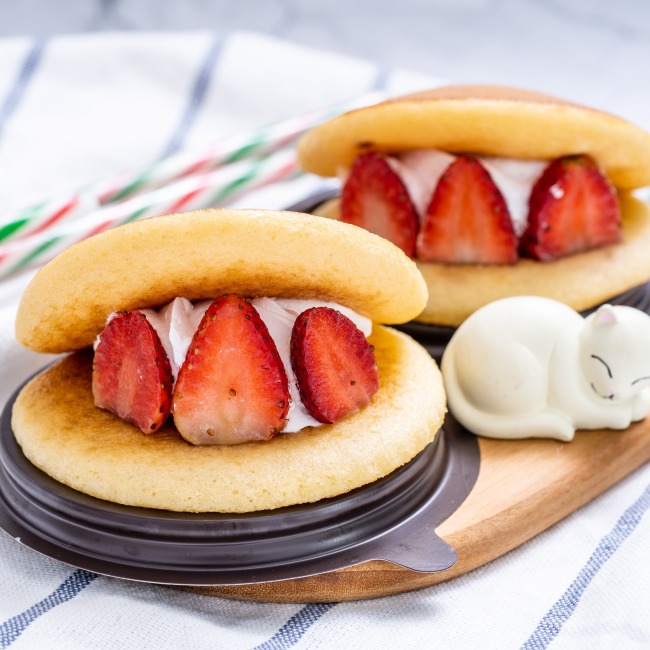 lawson108-strawberry-cream-filled-dorayaki