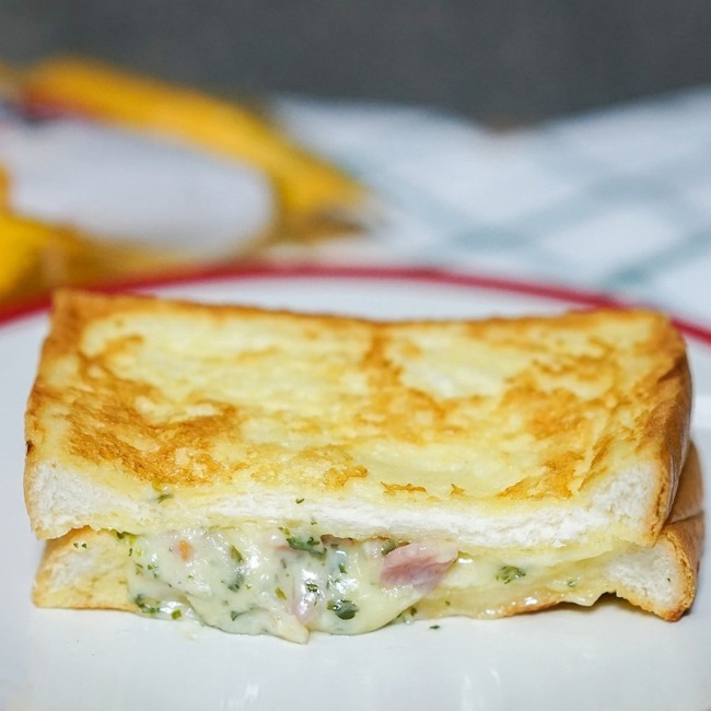 oishi-eato-french-toast-bacon-cheese
