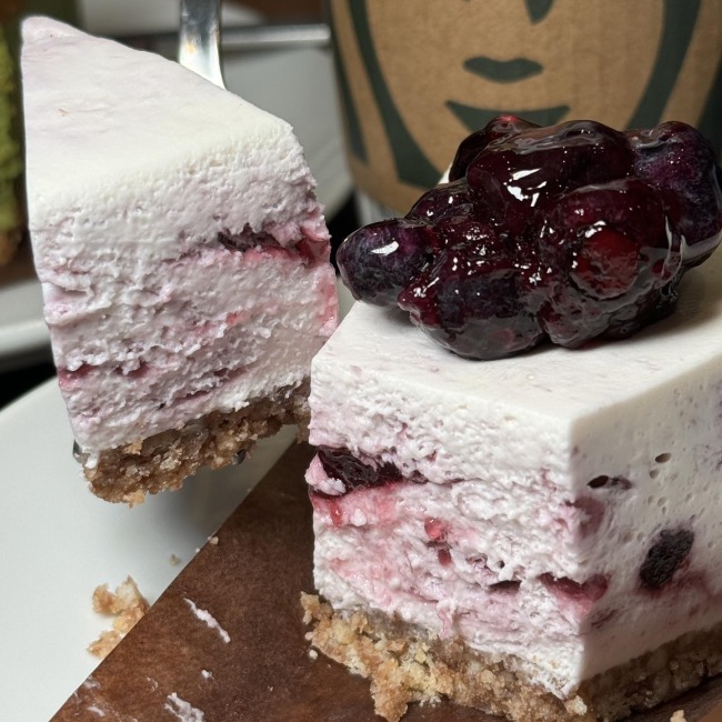 kinnhom-review-japan-starbucks-matcha-blueberry-cheesecake-3