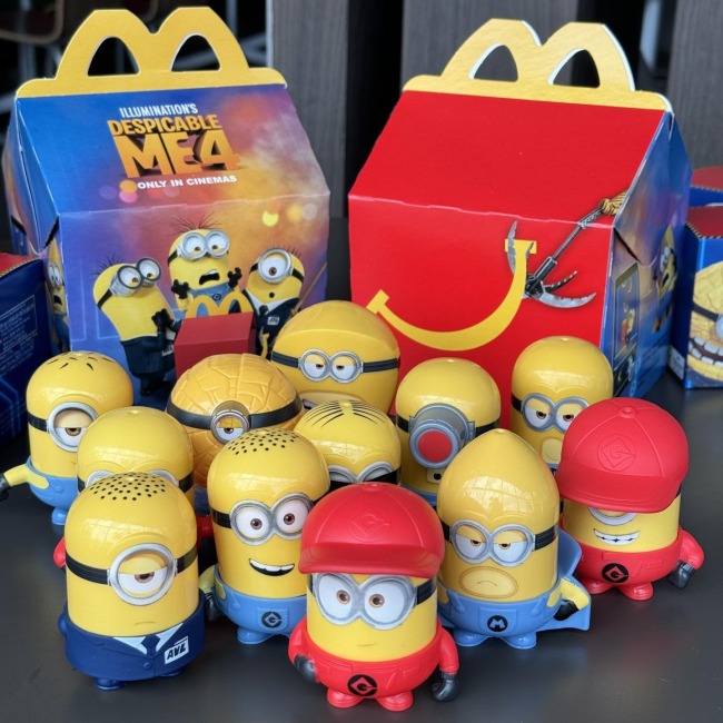 mcdonalds-happy-meal-minions-10