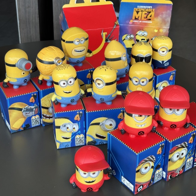 mcdonalds-happy-meal-minions-11