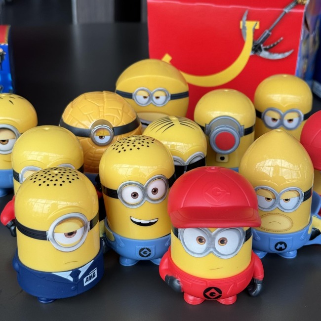 mcdonalds-happy-meal-minions-9