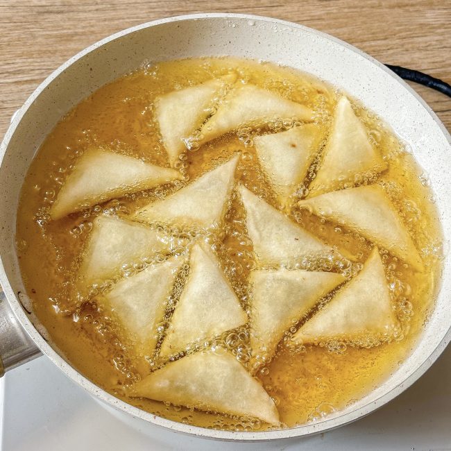 cooking-samosa-banana-makro-2