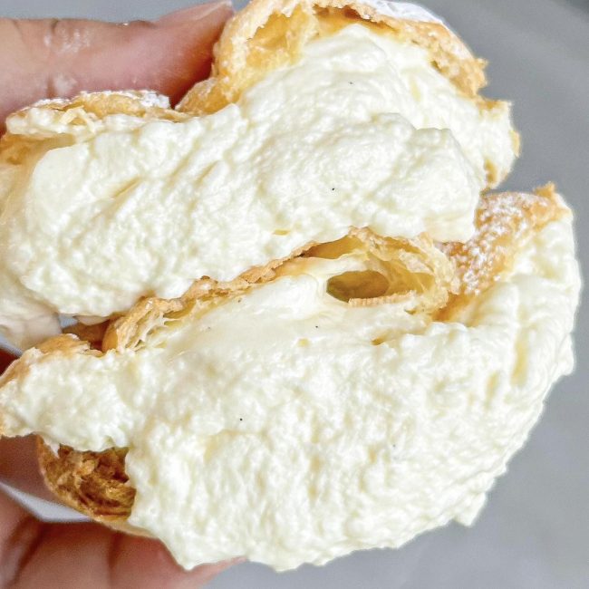 beard-papas-pie-puff-vanilla-fresh-cream-2