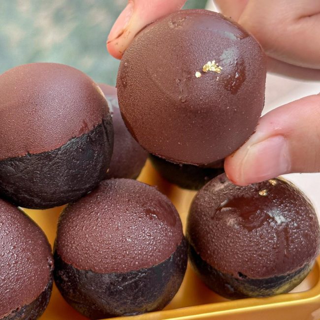 peak-chocolate-choc-ball-3